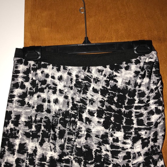 BCBG BLACK GRAY AND WHITE ELASTIC WAIST SKIRT - Picture 2 of 7